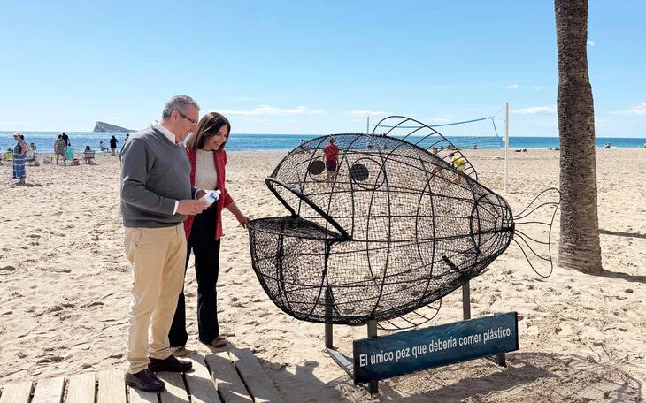 Benidorm instala en Poniente una escultura en forma de pez para fomentar el reciclaje de plástico en las playas